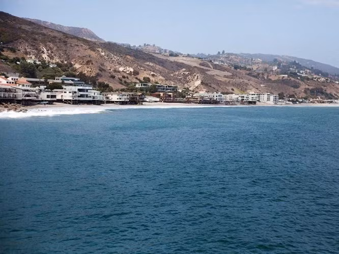 Ông trùm bất động sản Ellison còn sở hữu hơn 20 bất động sản tại Malibu, California. Trong đó, có 10 lô biệt thự trên biển “triệu đô” tại Carbon Beach. Năm 2012, ông đã mua ngôi nhà từng thuộc về cựu Giám đốc điều hành Yahoo - Terry Semel và đến năm 2013, ông lại trả tới 18 triệu USD để mua ngôi nhà của Jerry Bruckheimer.