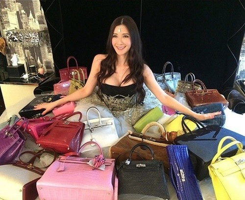 Nữ đại gia hữu bộ sưu tập túi xách hàng hiệu “khủng” nhất thế giới: Jamie Chua, 42 tuổi, người Singapore, hiện sở hữu hơn 200 chiếc túi Hermes thuộc dòng Birkin và Kelly thuộc hàng đắt nhất thế giới.