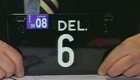 Ông Frank Vassallo ở Wilmington thuộc tiểu bang Deleware của Mỹ đã chi ra 675.000 USD (khoảng hơn 15 tỉ đồng) để sở hữu chiếc biển số "6" từ một cuộc đấu giá.