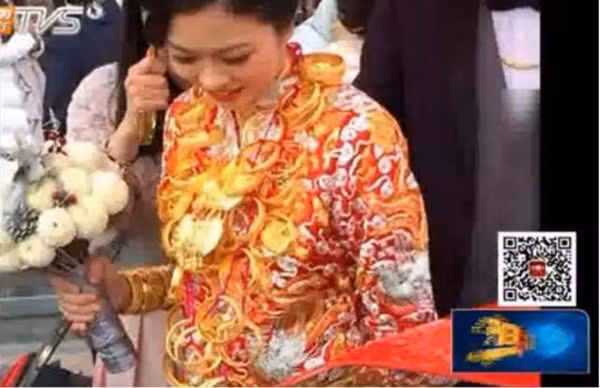 Trong một lễ cưới tổ chức tại Thành Đô, Trung Quốc hồi tháng 12/2014 cô dâu đã thu hút sự chú ý của đông đảo người dân địa phương. Khi cô dâu bước xuống khỏi xe hoa, tất cả quan khách đều phải trầm trồ vì số lượng vàng nặng trĩu mà cô đeo. Tổng số đồ trang sức cô dâu đeo trên người là 40 chiếc, với trọng lượng lên tới 5kg.