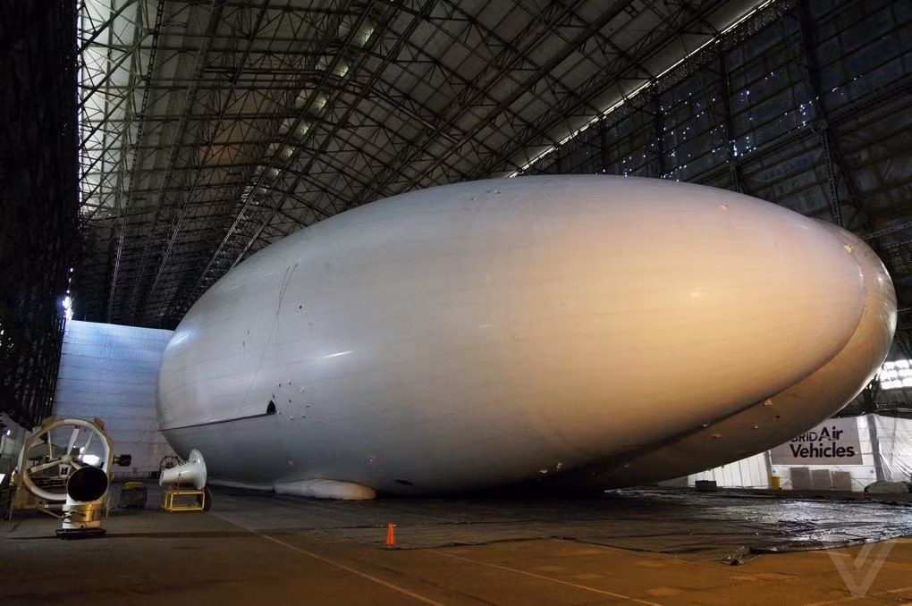 Máy bay Airlander 10 có hình dáng khá đặc biệt do thiết kế kết hợp giữa máy bay và khinh khí cầu.