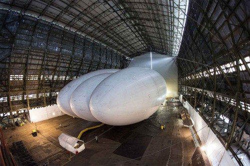 Trước đó, chiếc Airlander 10 trải qua một thử nghiệm hồi tháng 10 năm ngoái. Tuy nhiên, đó chỉ đơn giản là bài thử nghiệm khi bơm đầy khí heli. Sắp tới, chiếc máy bay lớn nhất thế giới này sẽ cất cánh sau khi đã được gắn hoàn chỉnh động cơ.