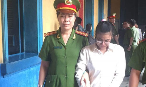 Trinh bị dẫn giải sau phiên tòa. Ảnh: K.T.