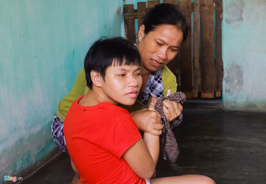 Hai con đã hơn 20 tuổi nhưng vẫn không biết làm gì. "Mọi việc từ ăn, uống cho đến tắm rửa đều do tôi làm chứ tụi nó có biết chi đâu", chị Minh nói.