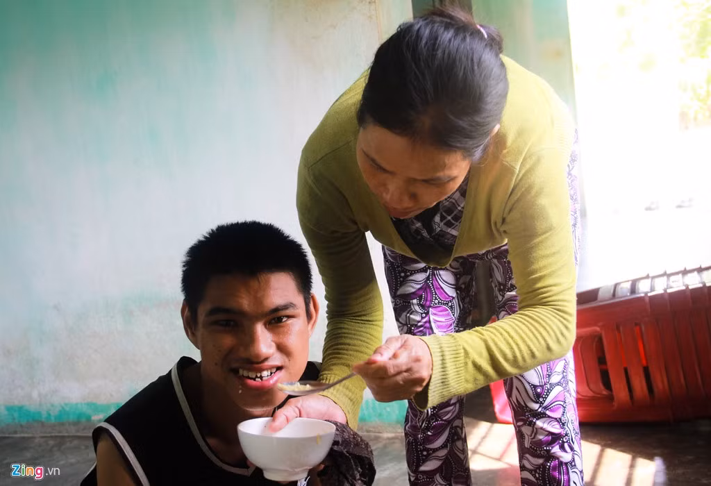 Từ ngày hai con và đến chồng bị bệnh, nhiều người gán cho gia đình chị bằng cái tên cay nghiệt là “nhà điên”. "Nhiều khi vô tình nghe được những câu nói đầy ác ý ấy, tôi chỉ biết ôm lấy hai đứa con tội nghiệp mà khóc", chị Minh uất ức nói.