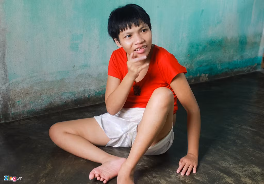 Chị Minh kể rằng từ lúc anh Thông bị bệnh không làm được việc, kinh tế gia đình vốn đã nghèo lại càng khó khăn hơn. "Nhìn hai đứa con suốt ngày phải nhốt trong 'chuồng', tôi xót xa lắm nhưng không có tiền để chữa trị. Người ta xây chuồng để nuôi gia súc, còn tôi xây chuồng để nhốt con mình”, chị Minh nói trong nước mắt.