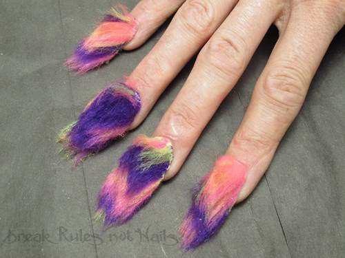 Một mẫu nail bảy sắc được thiết kế chuyển màu theo phong cách ombre.