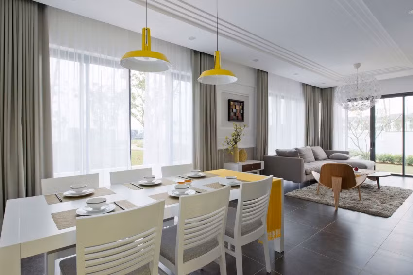 Tại một số điểm tập trung có nhấn bằng các vật liệu, tranh, đồ trang trí màu vàng nhằm tôn lên vẻ sang trọng và ấm cúng.