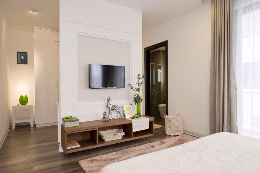 Trên tầng hai là không gian phòng ngủ sang trọng với màu tường trắng.