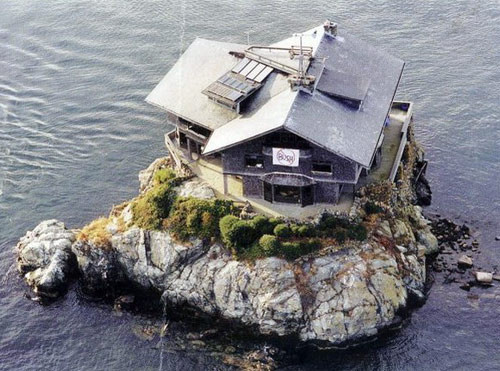 Tòa nhà ba tầng có 23 phòng, 10 phòng ngủ, 5 phòng tắm do J.S. Lovering Wharton xây dựng năm 1905 sau khi tham khảo ý tưởng của nghệ sĩ William Trost Richards.