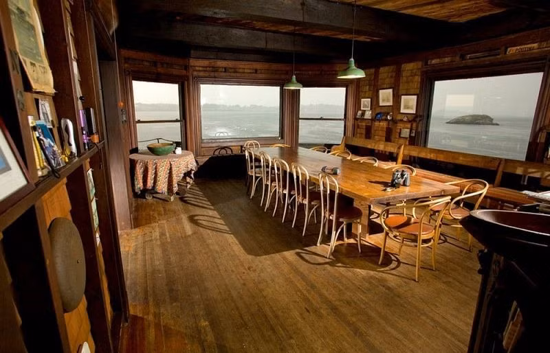 Phòng bếp và bàn ăn bằng gỗ phục vụ cho 14 người trong gia đình.