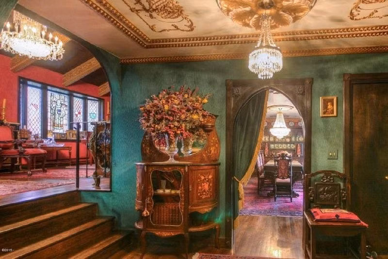 Không gian quý tộc trong nhà với nhiều chi tiết nội thất đắt giá.