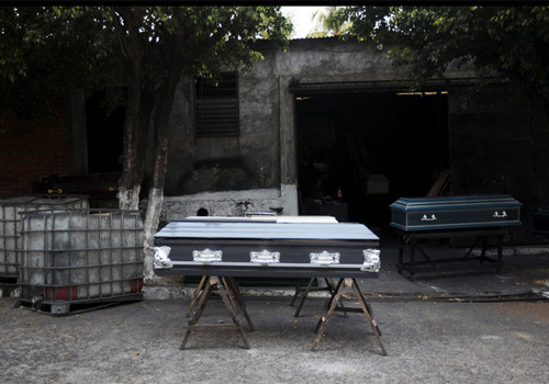 Dịch vụ mai táng và đóng quan tài là những ngành hưởng lợi từ tình trạng bạo lực leo thang ở El Salvador.