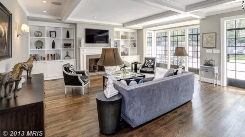 Ông Obama từng chia sẻ hồi tháng 3: “Chúng tôi sẽ tiếp tục ở lại Washington vài năm để con gái Sasha hoàn tất trung học bởi việc chuyển trường khi đang học trung học sẽ rất khó khăn”.