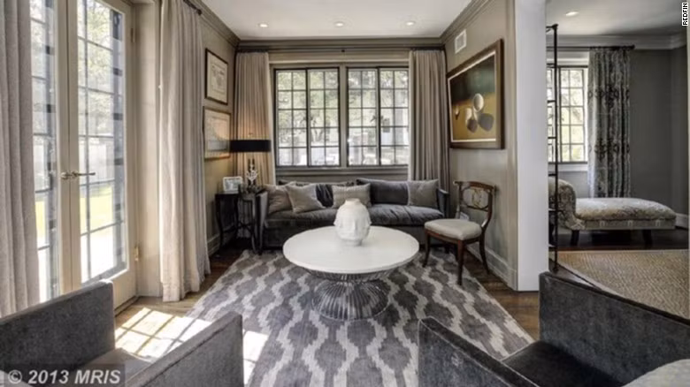 Phòng khách với gam màu trầm ấm.