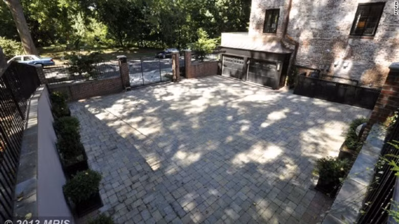 Ngôi nhà còn có hai bãi đậu xe.