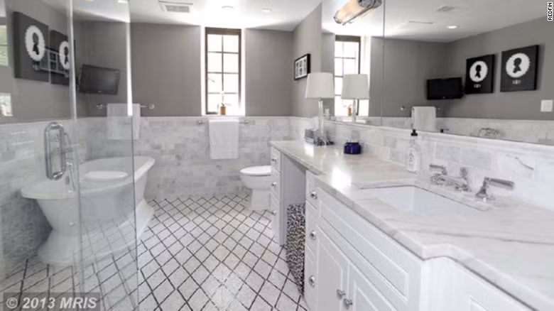 Phòng tắm ốp đá cẩm thạch sang chảnh.