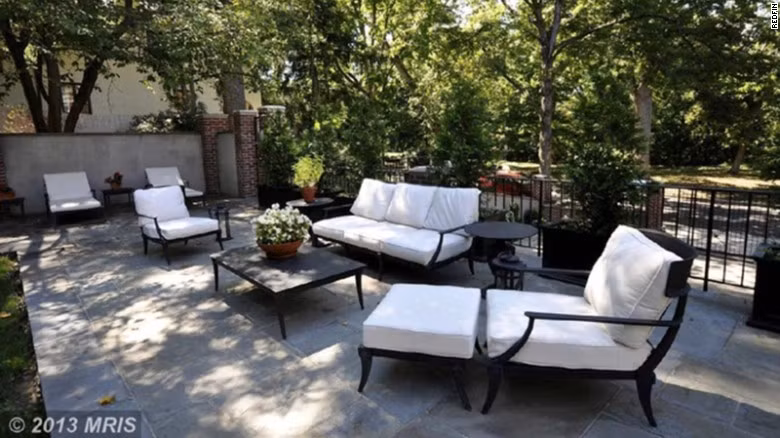 Không gian thư giãn ở sân sau rộng rãi và thoáng mát.