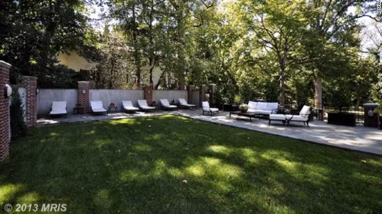 Bãi cỏ xanh mướt phục vụ cho các hoạt động ngoài trời.