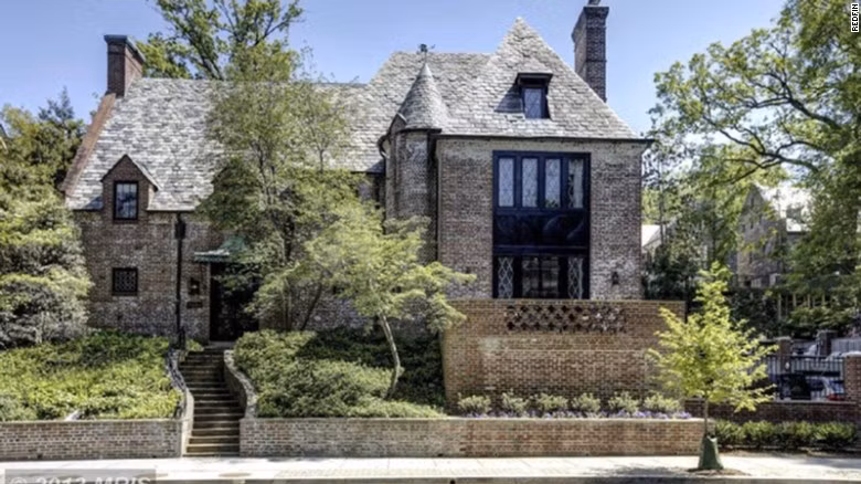 Biệt thự ông Obama thuê được cho là thuộc sở hữu của ông Joe Lockhart, thư ký báo chí Nhà Trắng dưới thời cựu Tổng thống Bill Clinton. Tuy nhiên, ông Lockhart, 56 tuổi, từ chối bình luận về thông tin này.