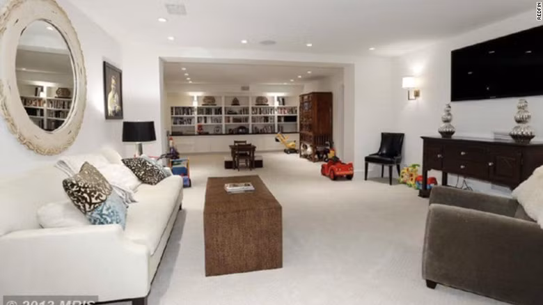 Phòng khách rộng rãi khác trong dinh thự.