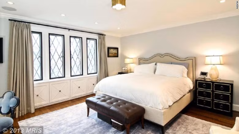 Phòng ngủ với giường lớn.