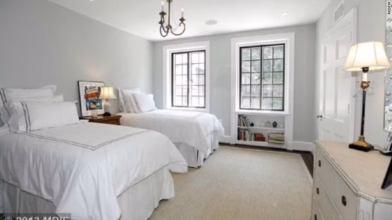 Phòng ngủ hai giường rộng rãi với gam màu trắng chủ đạo.