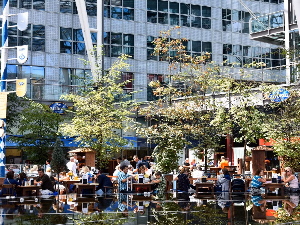 9. Sân bay Munich (MUC) ở Munich, Đức: Sân bay Munich có một nhà hàng bia lớn, nơi lý tưởng để hành khách thưởng thức một cốc bia và lựa chọn các món ngon vùng Bavaria.