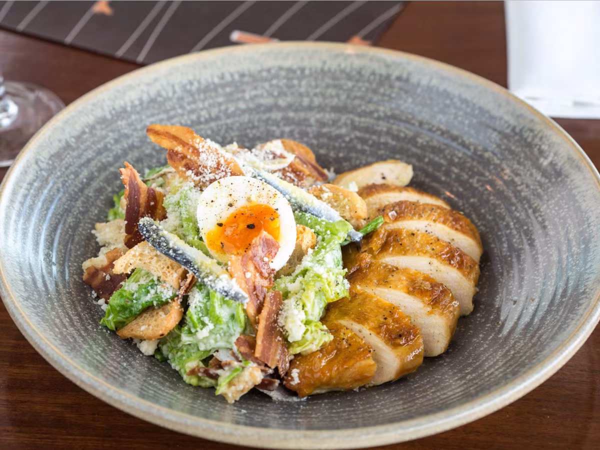 6. Sân bay Heathrow (LHR) ở London, England: Sân bay Heathrow của London là nơi có nhà hàng của đầu bếp nổi tiếng Gordon Ramsay. Tại đây, bạn có thể thưởng thức các món ăn như gà bơ cà ri với cơm chiên đậu trước khi lên máy bay.