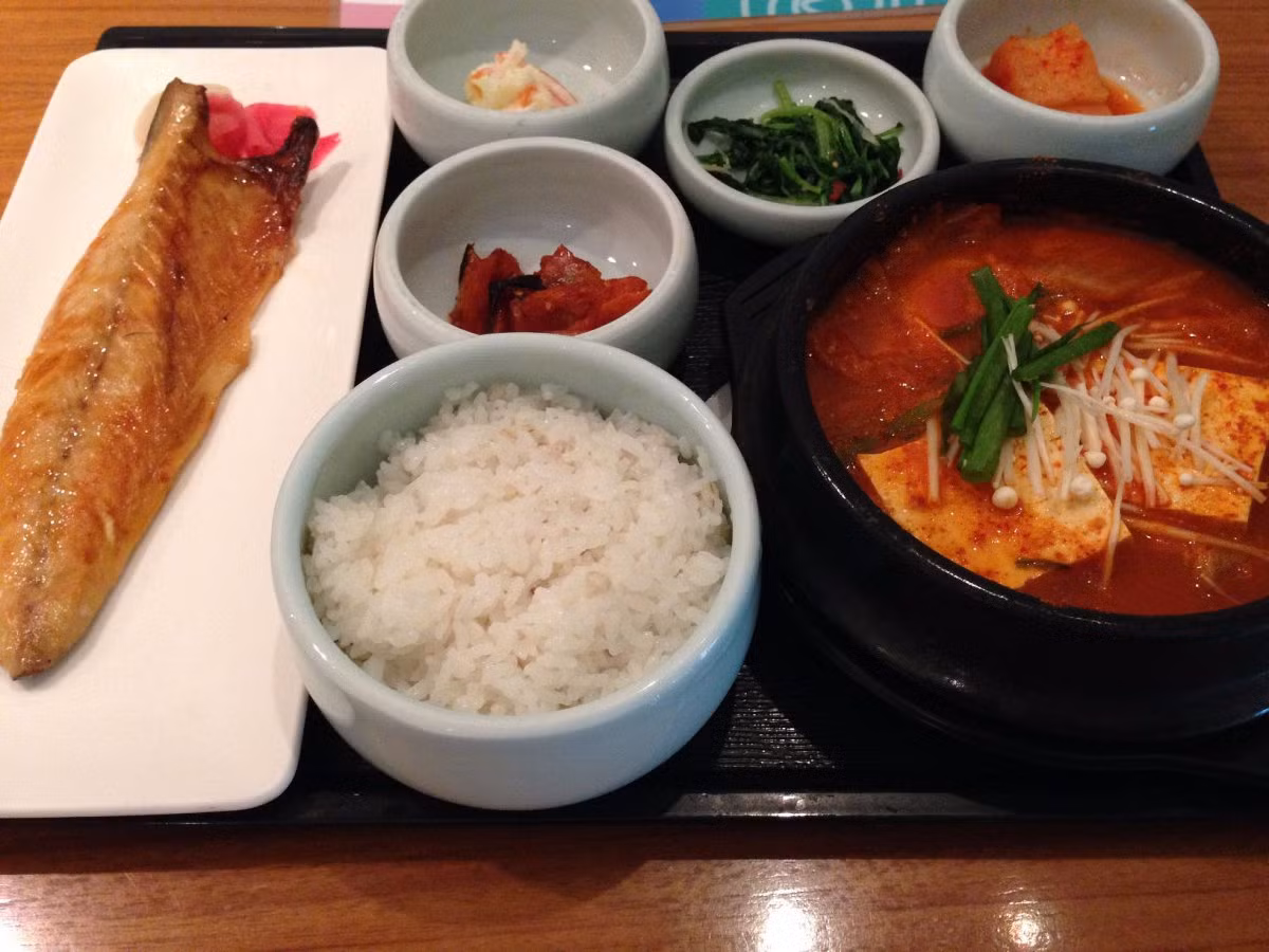 4. Sân bay quốc tế Incheon (ICN) tại Incheon, Hàn Quốc: Dù bạn muốn tìm nhà hàng ăn cơm trưa, điểm bán thức ăn nhanh, hoặc các quầy hàng mua đồ ăn nhẹ, sân bay quốc tế Incheon đều có đủ cả. Nhà hàng ở sân bay này phục vụ rất đa dạng ẩm thực Hàn Quốc từ cá thu, cá cơm kimchi, mì...