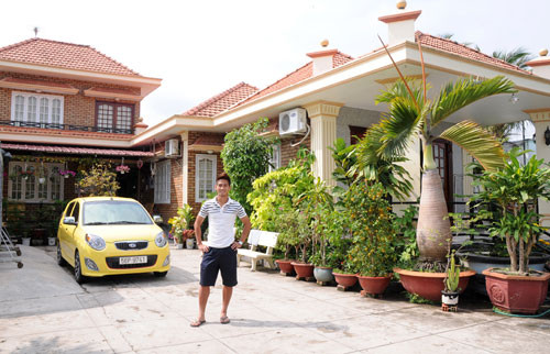 Cầu thủ Nguyễn Thành Long Giang trước căn nhà của gia đình ở thị xã Gò Công (Tiền Giang). Long Giang sinh năm 1988, nhưng là gương mặt kỳ cựu tại đội U23 (tham dự 3 kỳ SEA Games) cũng như tại đội tuyển quốc gia.