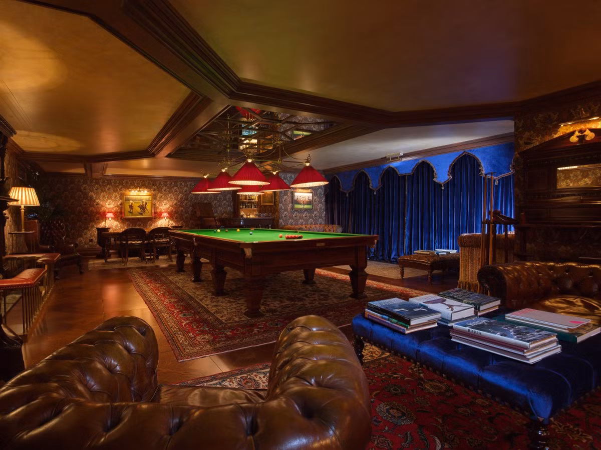 Ngoài ra, khách sạn còn có một phòng bi-a ấm cúng, nơi du khách có thể thư giãn và chơi vài ván.