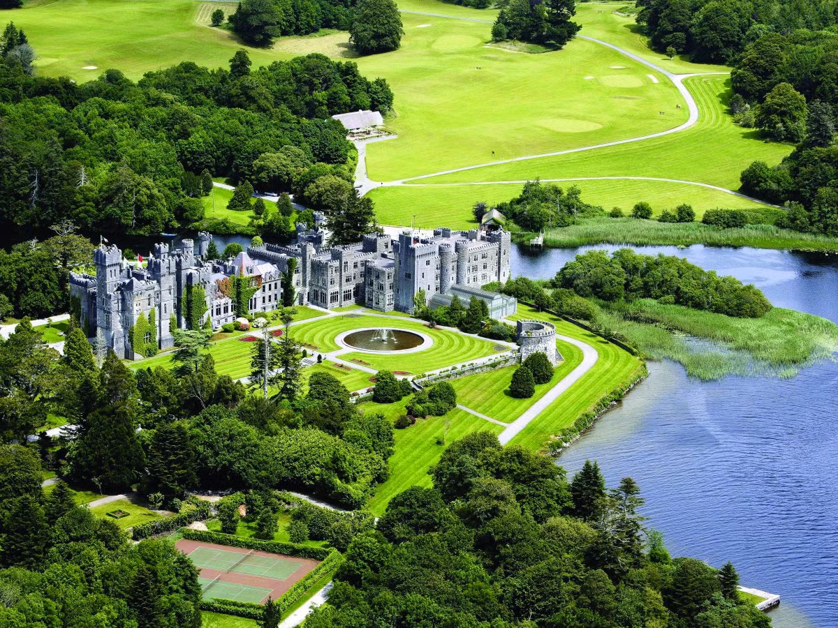 Ashford Castle vừa là khách sạn tốt nhất Ireland, xếp hạng thứ 4 trong danh sách khách sạn tốt nhất ở châu Âu và được tạp chí Travel + Leisure xếp hạng thứ 3 trong danh sách 10 khách sạn tốt nhất thế giới năm ngoái.