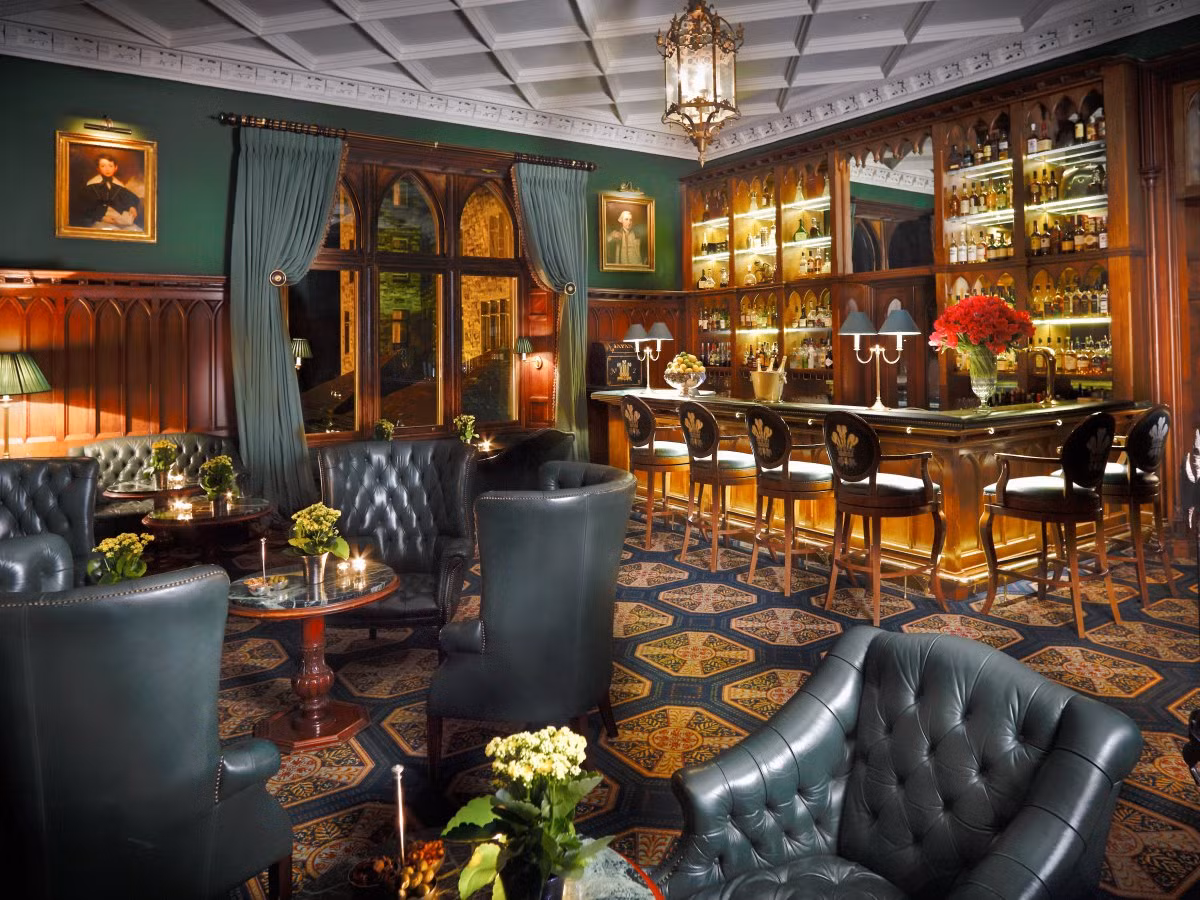 Quán bar The Prince of Wales được xây dựng vào cuối năm 1800 và có thiết kế sang trọng như phòng hoàng gia.