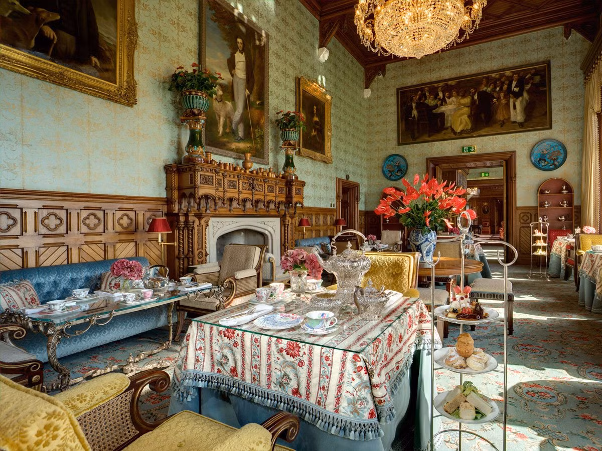 The Connaught Room là căn phòng lý tưởng cho những bữa ăn riêng hoặc để thưởng thức trà chiều.