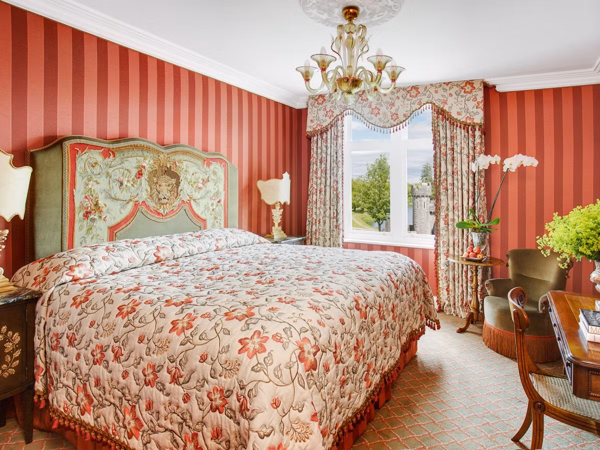 Khách sạn Ashford Castle có tổng số 82 phòng với nhiều phòng sang trọng. Trong ảnh là căn phòng nghỉ hạng sang được tân trang với giường hoàng gia cỡ lớn, hoa tươi thay hàng ngày.