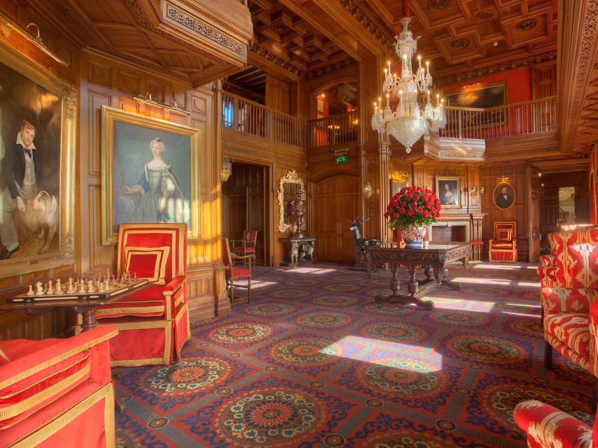 Khách sạn Ashford Castle hoạt động trở lại vào năm 1228 sau 2 năm tu sửa lại. Đến đây, du khách có thể thư giãn trên ghế nhung sang trọng hoặc thử chơi ván cờ vua ở sảnh.