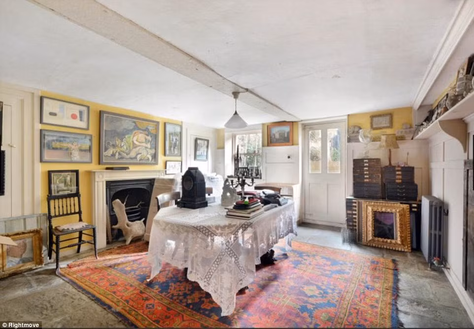 Bên cạnh những phòng cũ nát, còn rất nhiều phòng trong dinh thự bỏ hoang này vẫn giữ được nguyên vẹn.