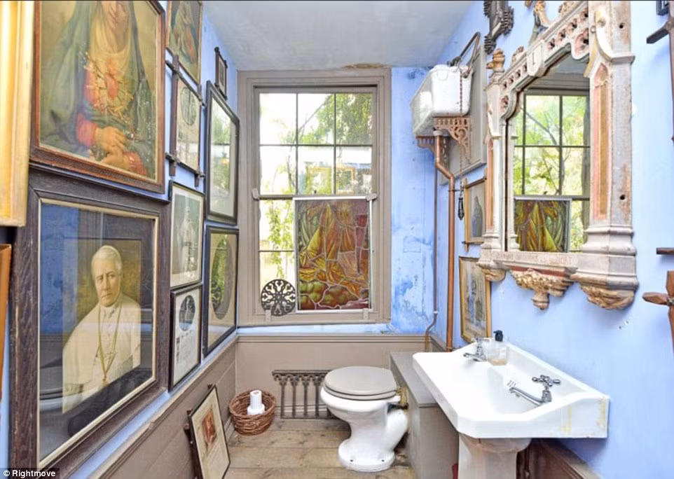 Ngay cả nhà vệ sinh cũng được trưng bày rất nhiều tranh nghệ thuật.