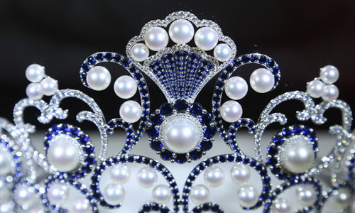Điểm nhấn của mẫu vương miện tiền tỷ là 5 viên ngọc trai South Sea quý với những đường lượn sóng tượng trưng 5 châu 4 biển. Qua đó nói lên ý tưởng Việt Nam trên con đường phát triển và hội nhập với bạn bè quốc tế.