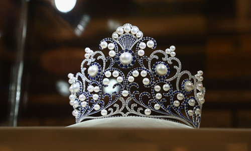 Vương miện cho Tân Hoa hậu Việt Nam 2016 sở hữu hình dáng đột phá, uốn lượn tựa những cơn sóng đầy tinh tế và sang trọng.