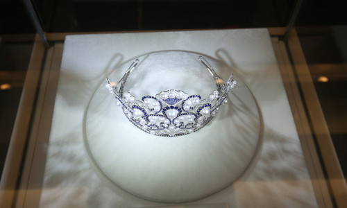 Bên cạnh đó, 3.260 viên đá sapphire lấp lánh là biểu tượng của cho 3.260 km bờ biển trải dài từ Bắc đến Nam.