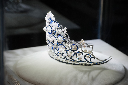 Nhà chế tác Long Beach Pearl cũng chú trọng vào các chi tiết điểm nhấn bằng ngọc trai quý thay vì đầu tư vào kích cỡ và độ cao. Sự kết hợp của 63 viên ngọc trai với 3.260 viên đá sapphire được các nghệ nhân chế tác thủ công, sắp xếp bố cục tinh tế, đảm bảo tính thẩm mỹ.