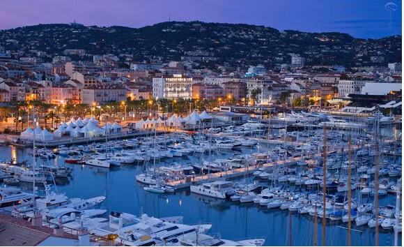 Bảng giá đậu du thuyền tại Port de Cannes là: 655 USD/đêm (mùa thấp điểm).