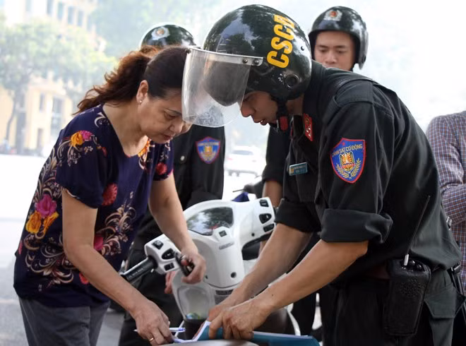 Lâu nay chỉ thấy CSCĐ tuần tra chống tội phạm vào ban đêm, bà Oanh ủng hộ chủ trương tăng cường lực lượng tuần lưu xử lý vi phạm pháp pháp luật. "Trên đường có CSCĐ sẽ hạn chế cướp giật, tạo cảm giác yên tâm hơn", người phụ nữ nói.