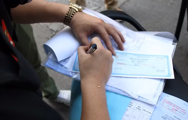 Trong ngày đầu ra quân, Trung đoàn CSCĐ đã xử phạt tại chỗ hàng chục trường hợp không đội mũ bảo hiểm. Theo lực lượng làm nhiệm vụ, tất cả người vi phạm đều tự giác nộp phạt khi CSCĐ dừng xe, lập biên bản.