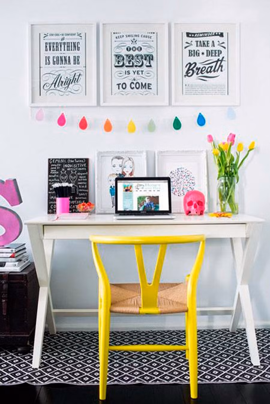 Bàn làm việc nhiều màu sắc tạo cảm hứng làm việc.