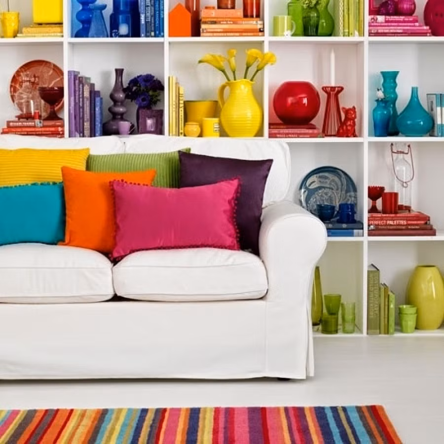 Những món đồ trang trí nhiều màu sắc giúp căn phòng tràn đầy năng lượng.