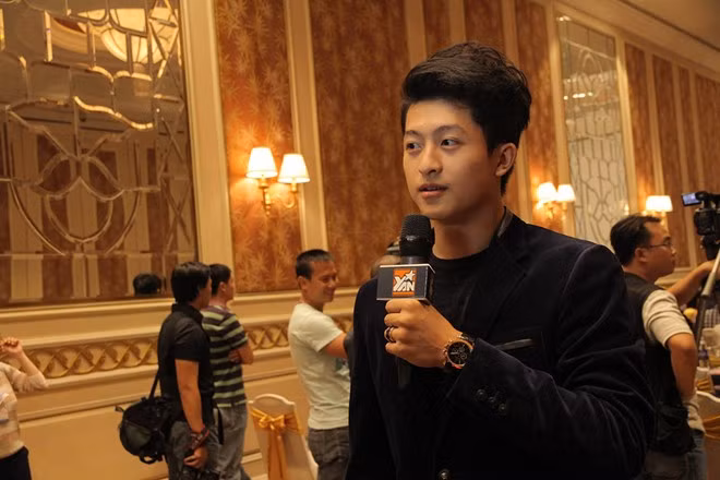 Kết hợp với bộ vest lịch lãm, anh còn đeo chiếc đồng hồ của Bulgari Bulgari Chronograph giá lên đến gần 700 triệu đồng và chiếc nhẫn B.Zero cùng thương hiệu giá 30 triệu đồng.