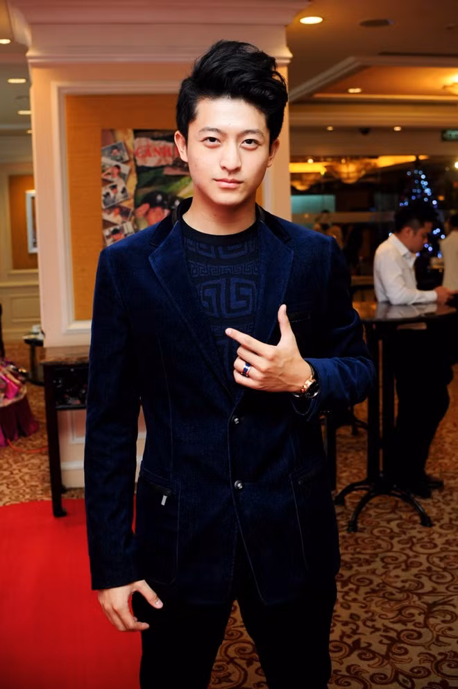 Mỗi lần xuất hiện tại các sự kiện trong giới showbiz, Harry Lu đầu tư khá mạnh cho trang phục và phụ kiện. Tại một sự kiện, anh diện áo khoác Versace, chất liệu nhung, gam màu xanh đậm rất lịch lãm, chiếc áo trị giá hơn 40 triệu đồng.